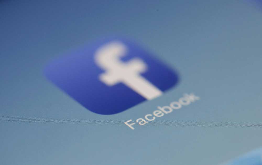How does the Facebook algorithm work for organic posts?