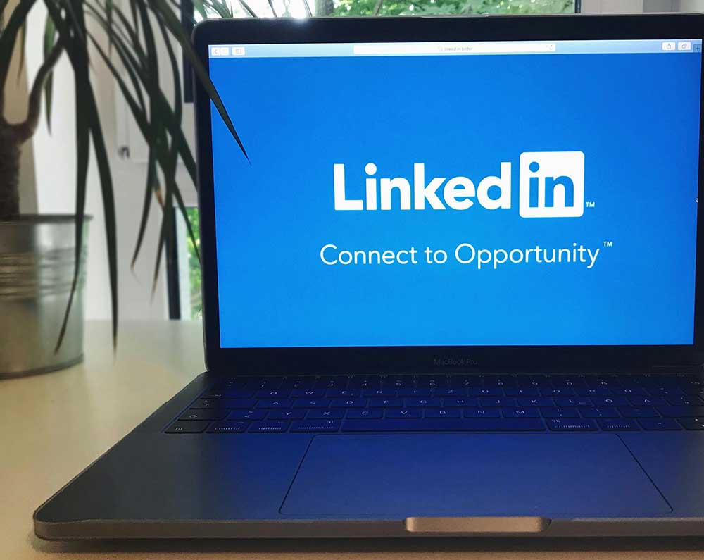How does the LinkedIn algorithm work for organic posts?